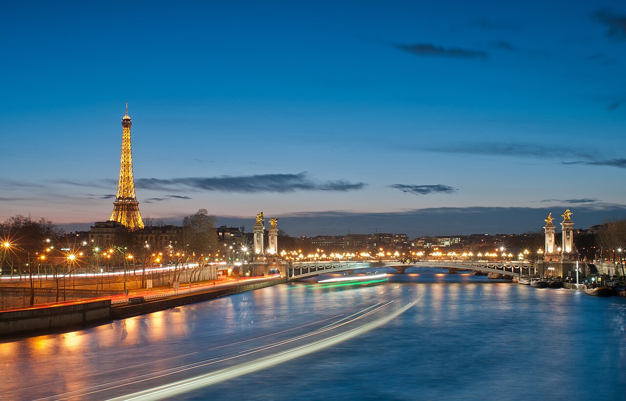 La Torre Eiffel y el Pont Alexandre III de noche, en París